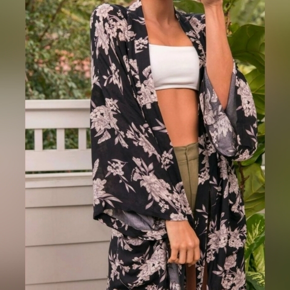 Spiritual Gangster Maya Kimono Robe in Black and Pink Monochrome Floral Print - Picture 4 of 8